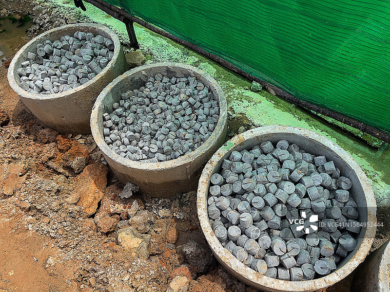 砂浆垫片特写，在地板上排列在一起，工人正在进行额外的工作。制作一个美丽的背景图片素材