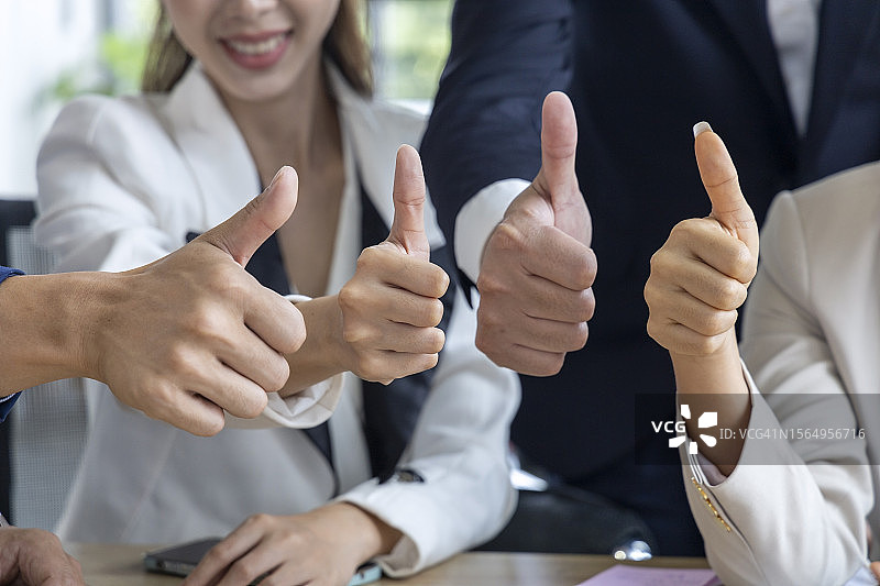 商务男人手势点赞图片素材