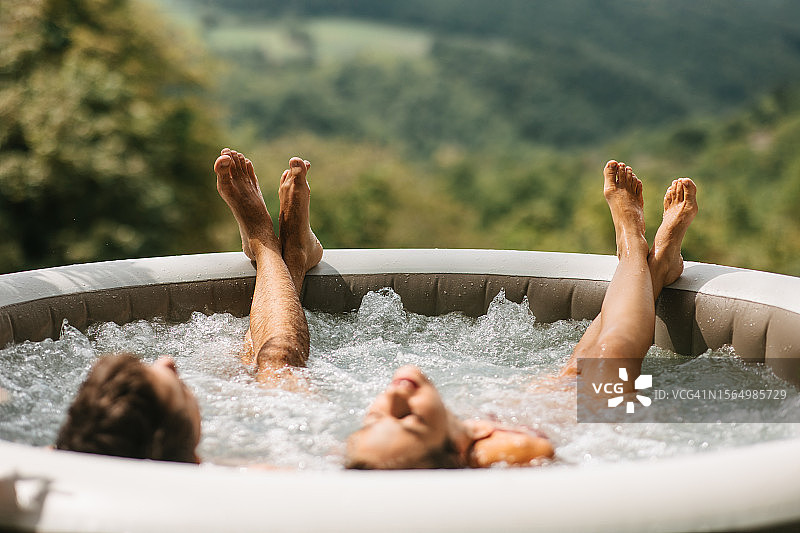 热水浴缸里的情侣图片素材