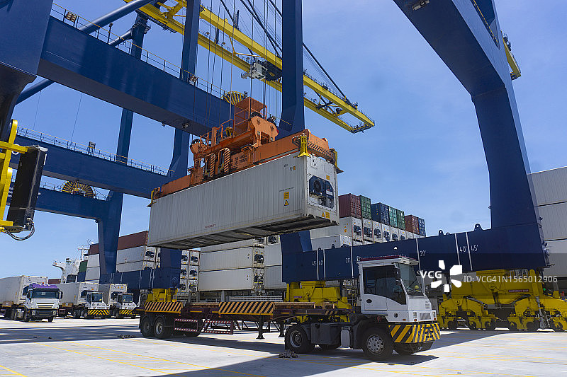 码头起重机正在将集装箱装载到船上图片素材