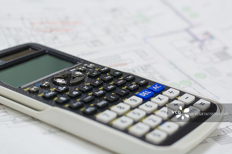 办公桌上的眼镜铅笔笔记本和计算器图片素材