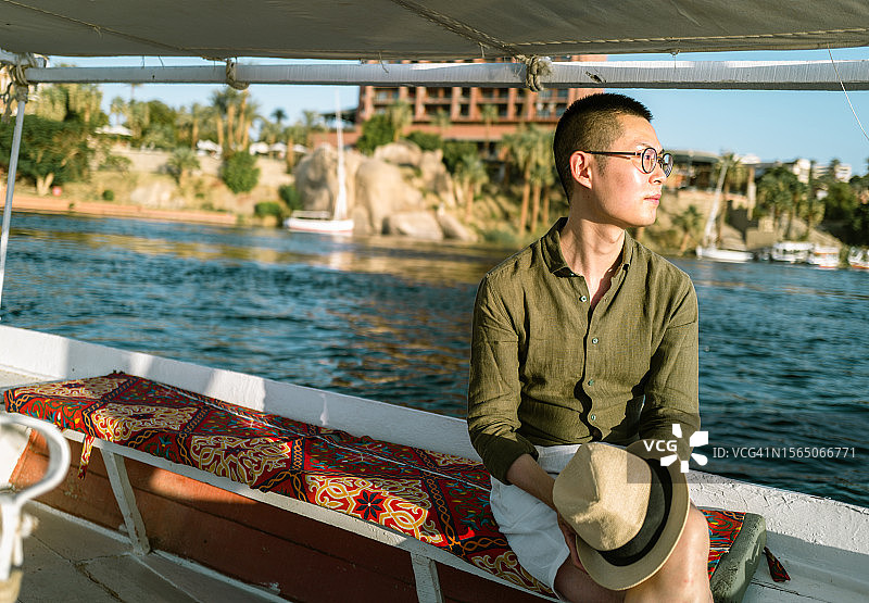 游客在埃及阿斯旺乘坐三角帆船图片素材