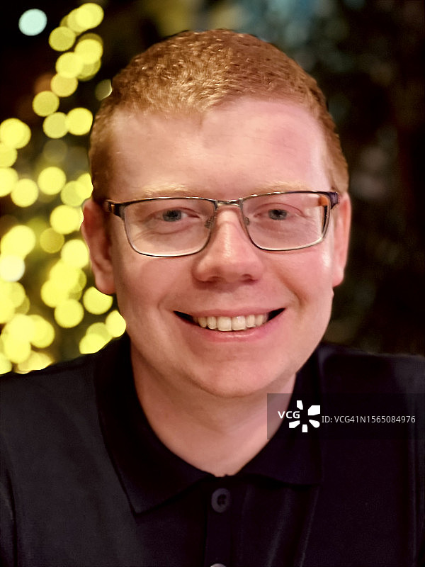 男人看着镜头图片素材