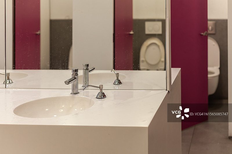 公共洗手间的洗手池图片素材