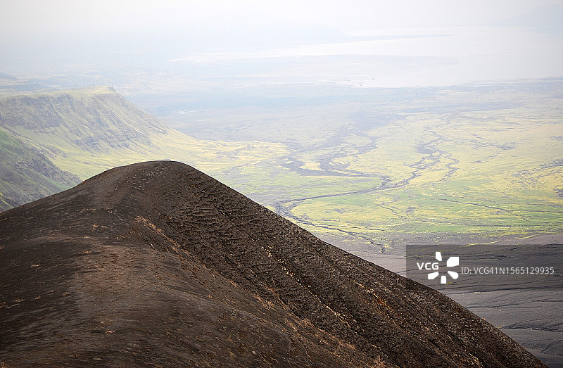 被火山碎屑物质覆盖的黑山图片素材