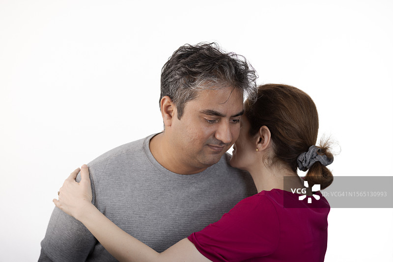 患有迟发性运动障碍的40岁印度男人和护理人员拥抱图片素材