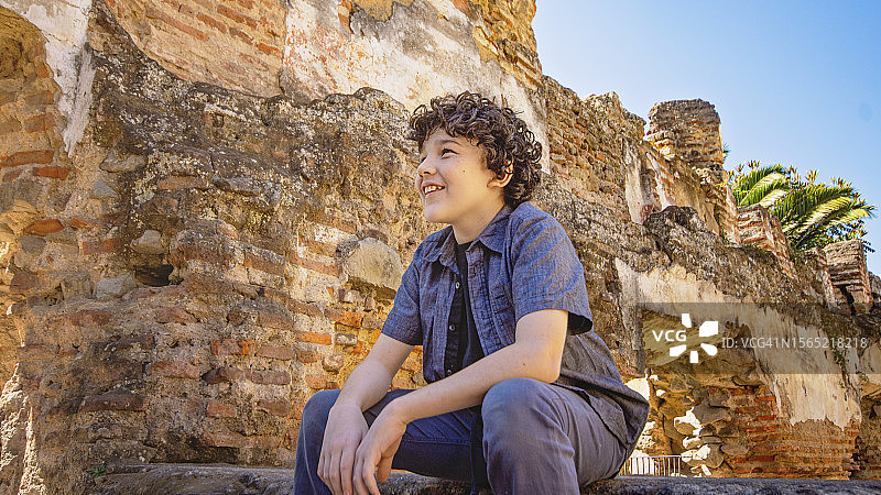 男孩在寺庙遗址前摆姿势图片素材