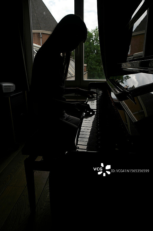 学习弹钢琴的混血青少年图片素材