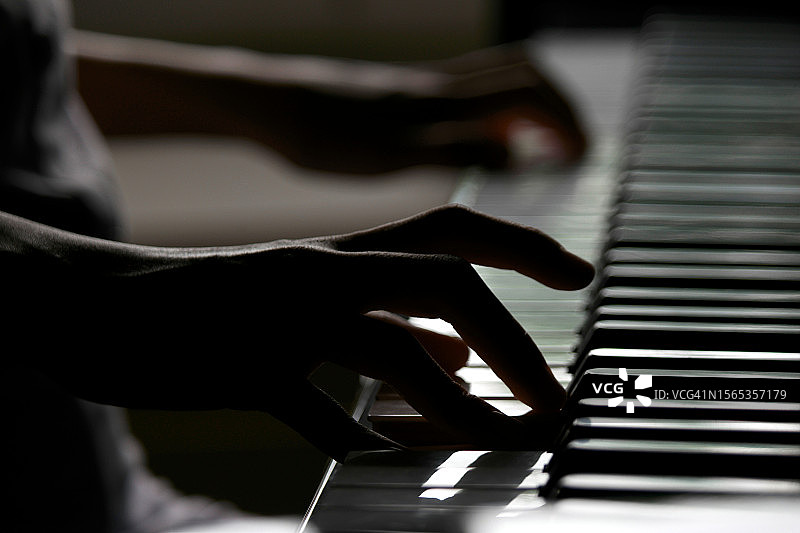 学习弹钢琴的混血青少年图片素材