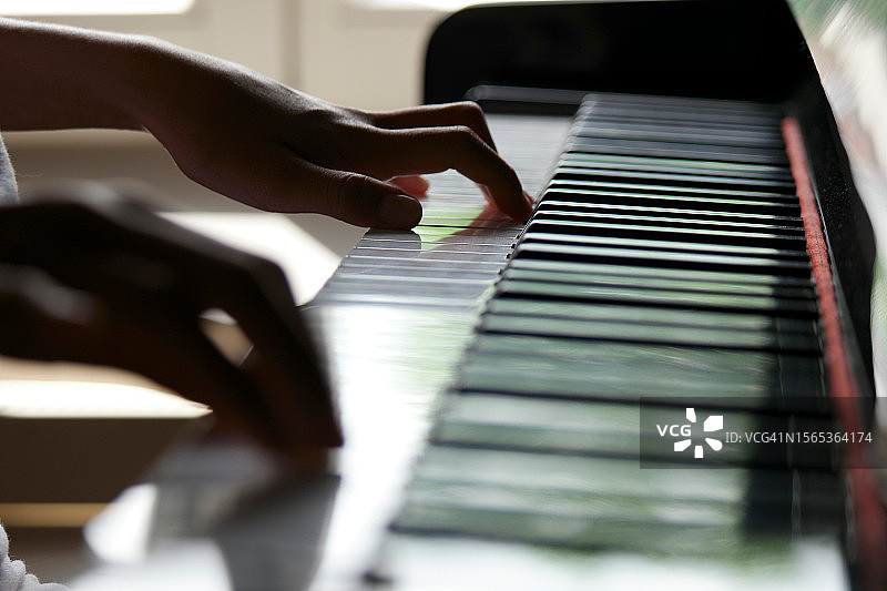 学习弹钢琴的混血青少年图片素材