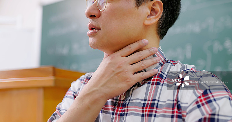 男人教授嗓子疼图片素材