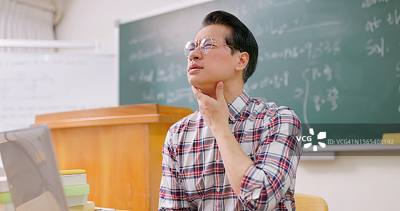 男人教授嗓子疼图片素材