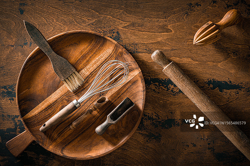乡村木质厨房背景上的圆形托盘和木制厨具图片素材