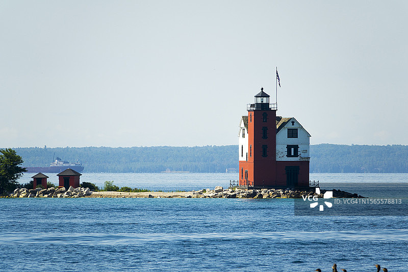 圆形岛屿灯塔图片素材