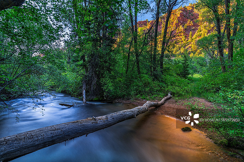 峡谷溪流的冷暖色调倒影图片素材