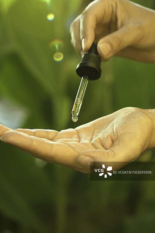 用滴管滴精华液的女人图片素材