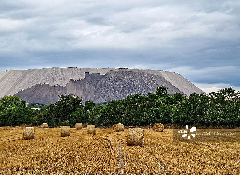 德国黑林根卡利山盐矿尾矿堆图片素材
