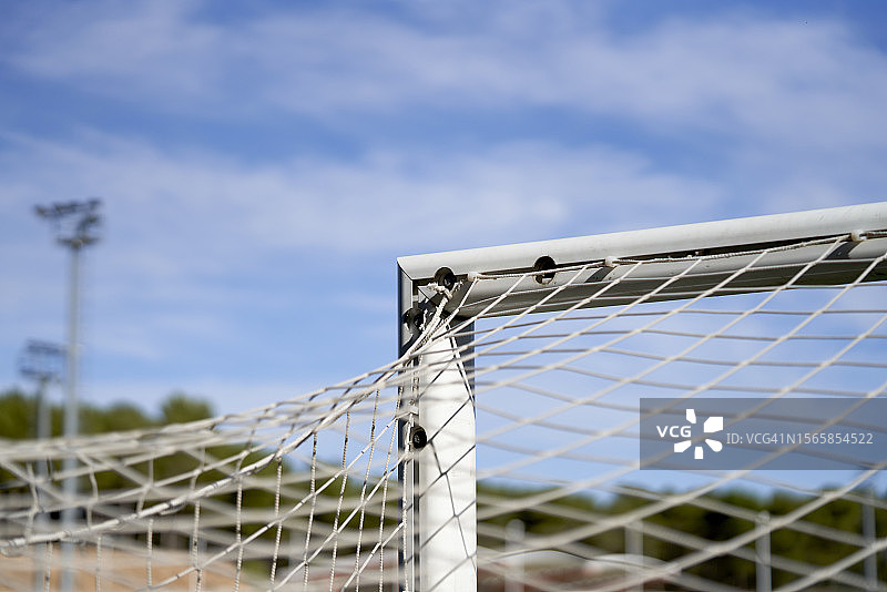 足球运动员背景：球门横梁特写图片素材