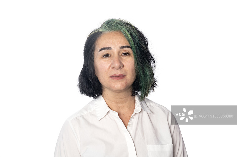 白色背景上的成熟女人肖像图片素材