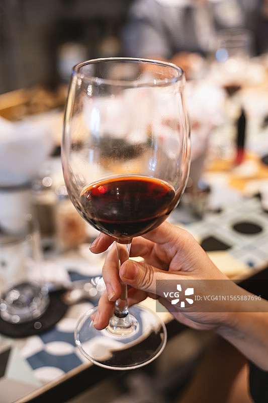 手持一杯红酒的特写图片素材