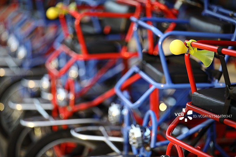 一排带有塑料喇叭的彩色旅游自行车图片素材