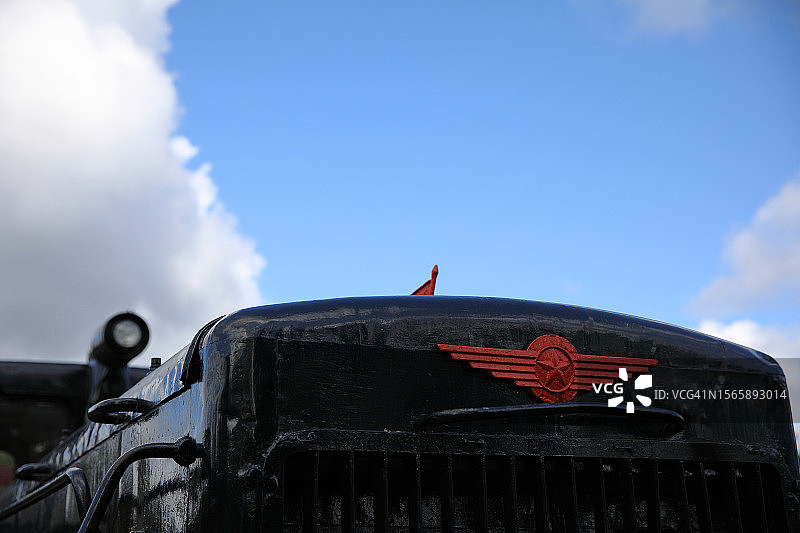 旧苏联火车在蓝天下的特写图片素材