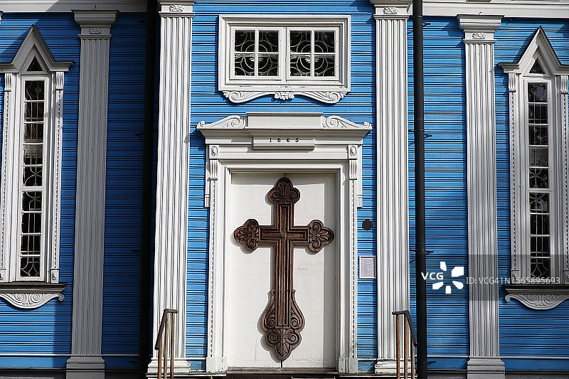 蓝色木制俄罗斯教堂门上的十字架图片素材