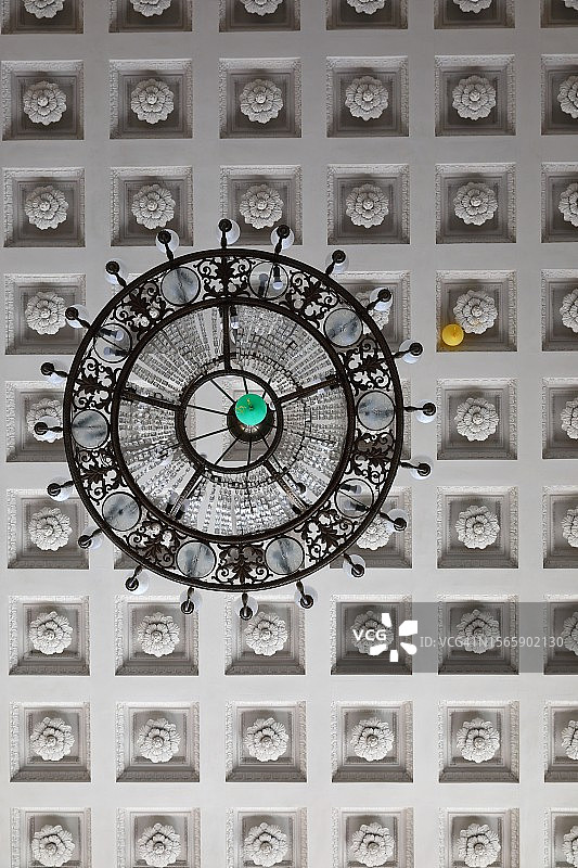 苏联时代装饰天花板上的吊灯，从下方看有气球图片素材