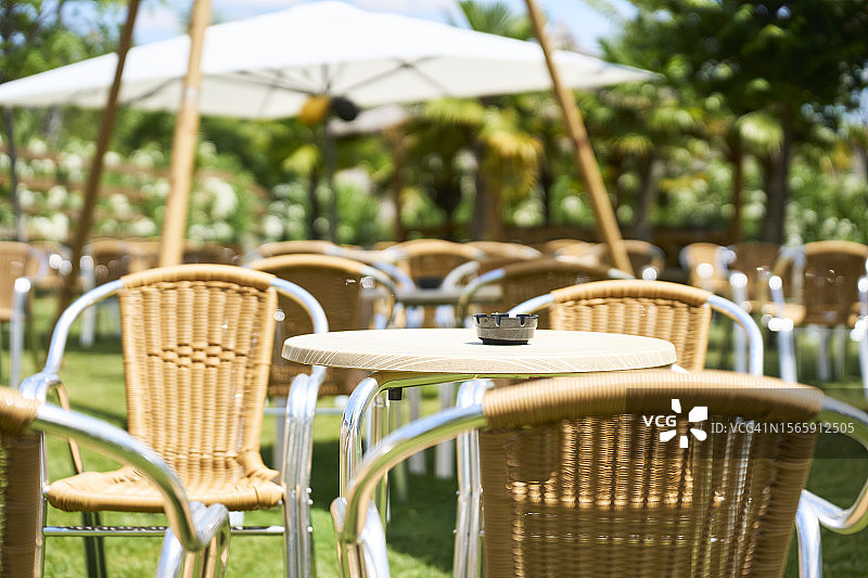 户外活动场所的桌椅背影：周围空无一人图片素材