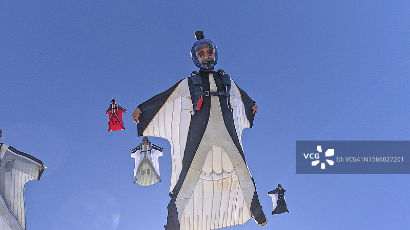 一群翼装飞行者编队飞行图片素材