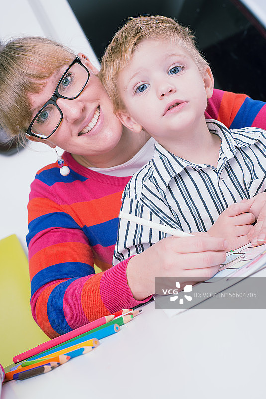 妈妈和儿子涂色图片素材