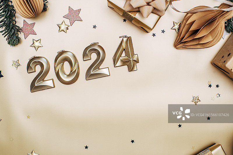 2024新年金色背景，礼物，圣诞树枝，五彩纸屑图片素材