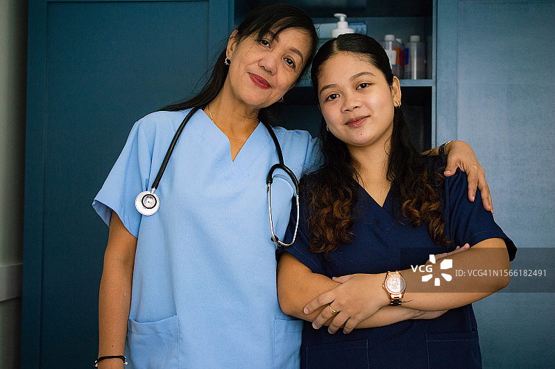 在医院工作的东南亚医护人员肖像图片素材