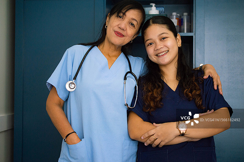 在医院工作的东南亚医护人员肖像图片素材