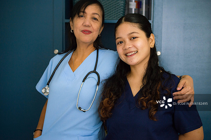 在医院工作的东南亚医护人员肖像图片素材