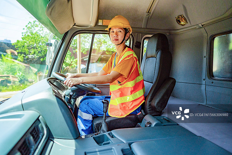 穿着高可视度服装的女卡车司机图片素材
