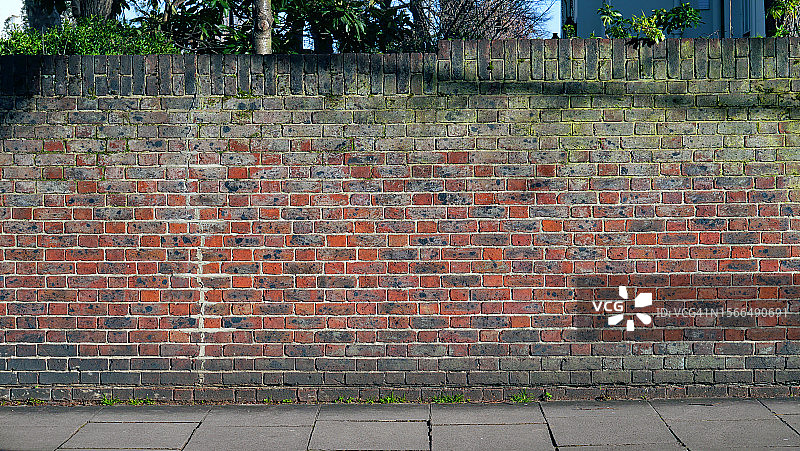 伦敦花园围墙和人行道特写图片素材