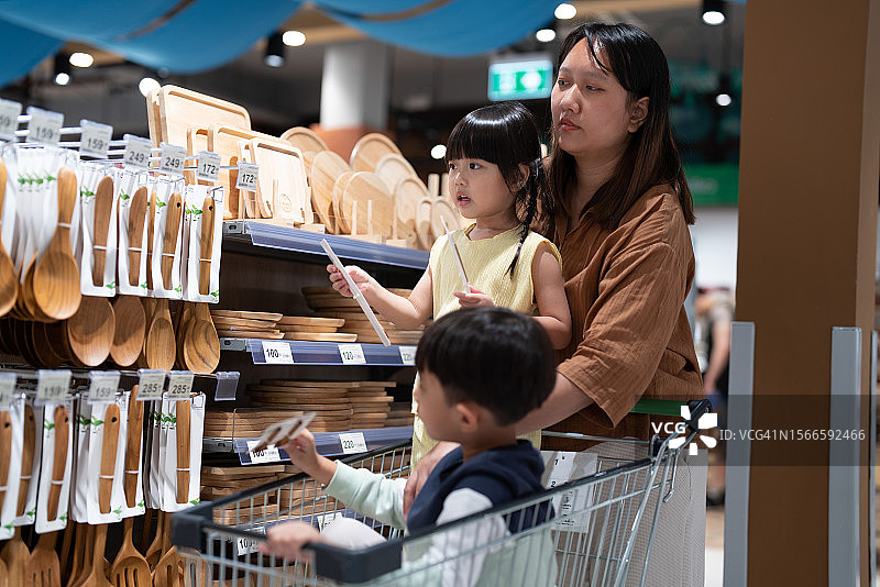 母子在便利店超市购物图片素材