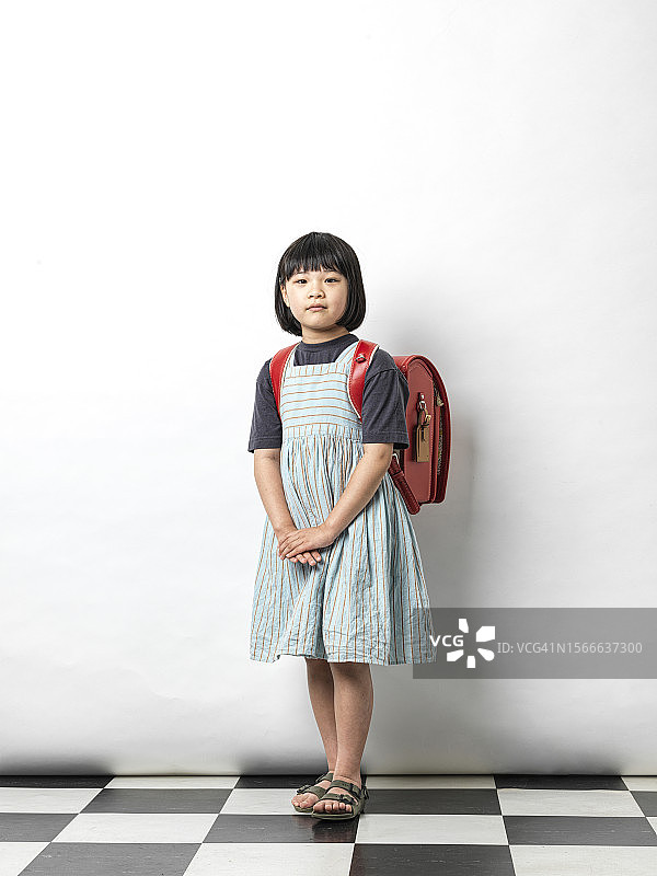 背着红色书包的女孩图片素材