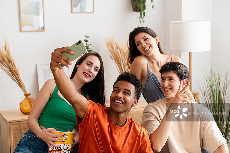 一群朋友在客厅安静地看电视图片素材