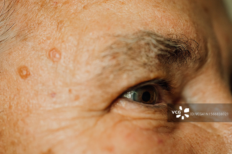 有老花眼迹象的老年妇女眼睛特写图片素材