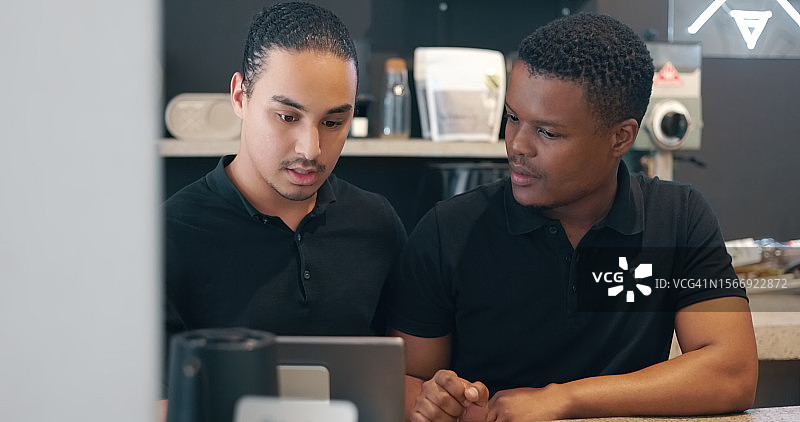 团队合作：平板电脑与员工讨论项目，办公室合作培训或指导。在线技术交流邮件图片素材