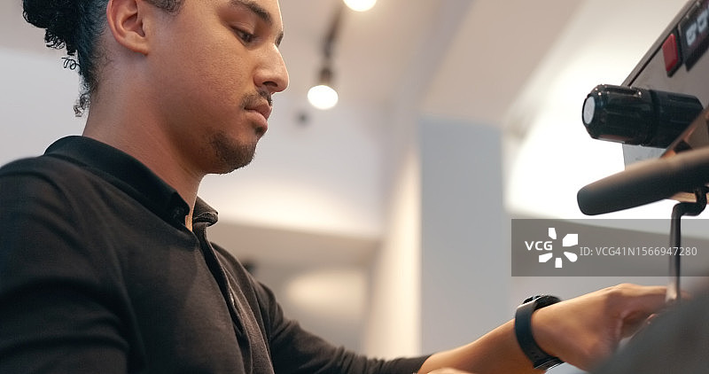 咖啡店、餐厅和男咖啡师在咖啡馆里制作热饮、浓缩咖啡或卡布奇诺。服务员、雇员和工人准备早餐拿铁图片素材