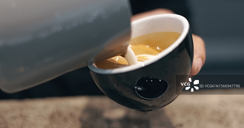 餐厅的咖啡、牛奶和杯子，餐饮业的饮品服务。拿铁艺术、泡沫和咖啡因饮料，咖啡师在小咖啡馆里倒入乳制品图片素材