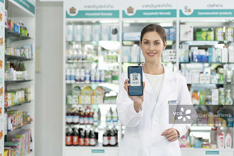 女药剂师用智能手机展示电子处方图片素材