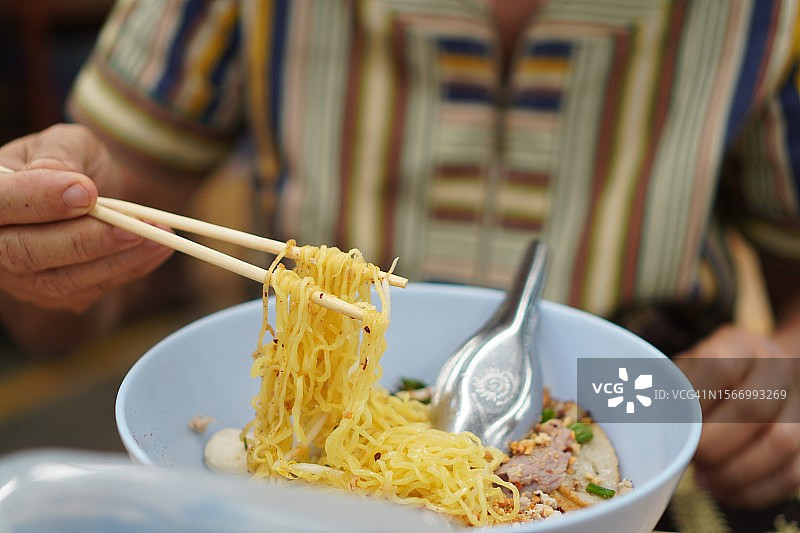 筷子夹着的猪肉鸡蛋面和猪肉丸图片素材