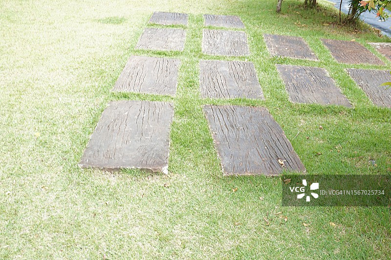 铺在草地上的石板路图片素材