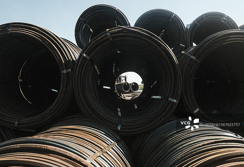 一堆盘绕的钢筋图片素材