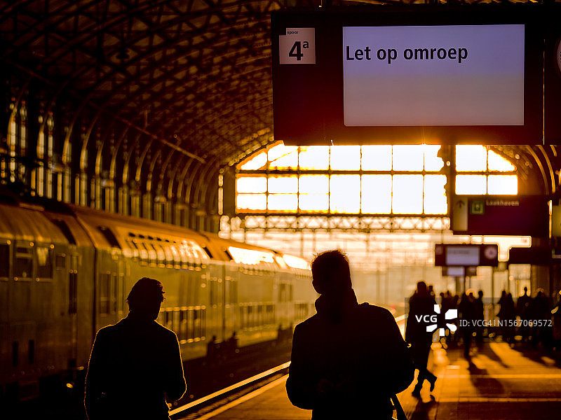 在海牙荷兰斯波尔火车站，人们看着出发指示牌图片素材