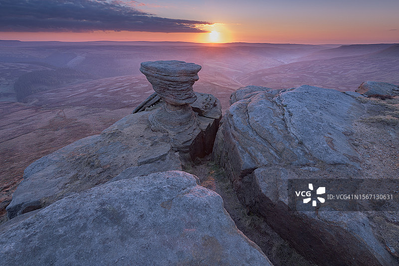 金光下的金德童子军山费尔布鲁克岬，英国峰区图片素材